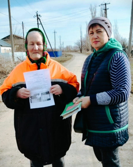 Жителям с. Семёновка вручили памятки по пожарной безопасности..