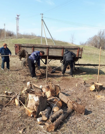 1 апреля, в рамках весеннего месячника по благоустройству жителями с. Воротаевка проделана очень важная работа. .