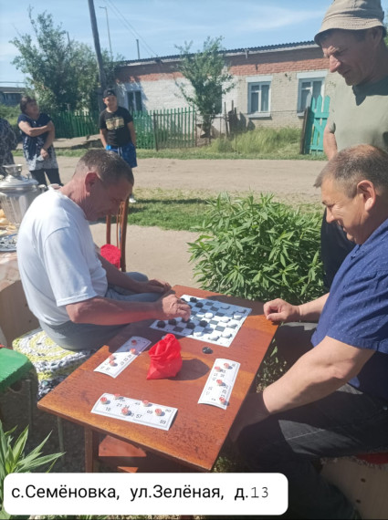 Сегодня, 30 мая,  в сёлах  Зоркинского муниципального образования  отметили Международный День соседей.