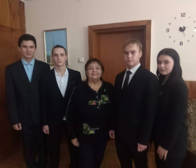  Обучающиеся волонтерского 10 класса школы с. Зоркино с большой радостью и гордостью поздравили главу Зоркинского МО, Елену Пономарёву, с присвоением ей звания "Заслуженный работник местного самоуправления РФ".