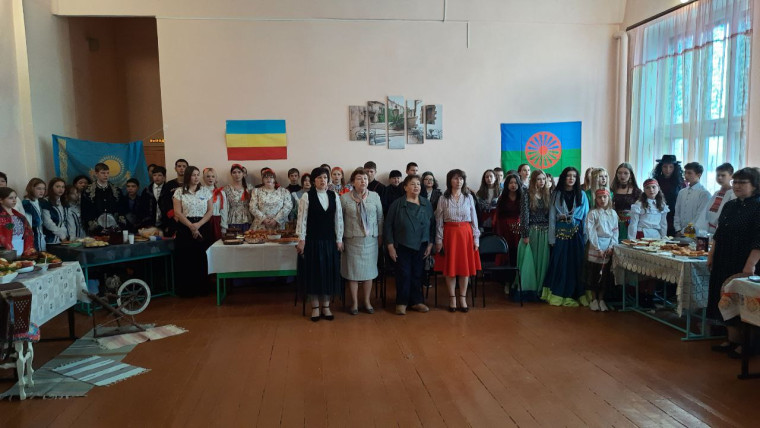 Сегодня в школе села Зоркино состоялся яркий и незабываемый Праздник Дружбы народов, приуроченный ко Дню народного единства.