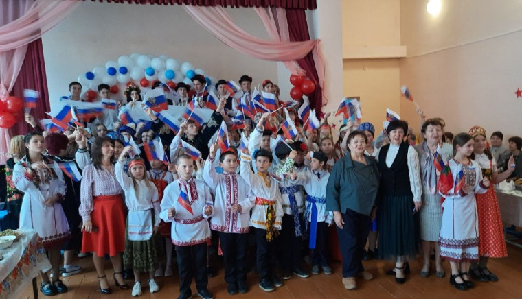 Сегодня в школе села Зоркино состоялся яркий и незабываемый Праздник Дружбы народов, приуроченный ко Дню народного единства.