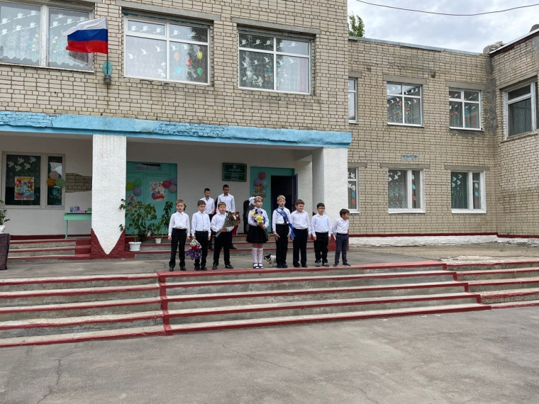В МОУ-СОШ п.Колос прошла торжественная линейка, посвященная празднику Последнего звонка. Выпускников, родителей и педагогов поздравил управляющий ОП "Колос" ООО "Юкон" Андрейщев Артем Алексеевич. Желаем выпускникам успеха на экзаменах! В добрый путь!.