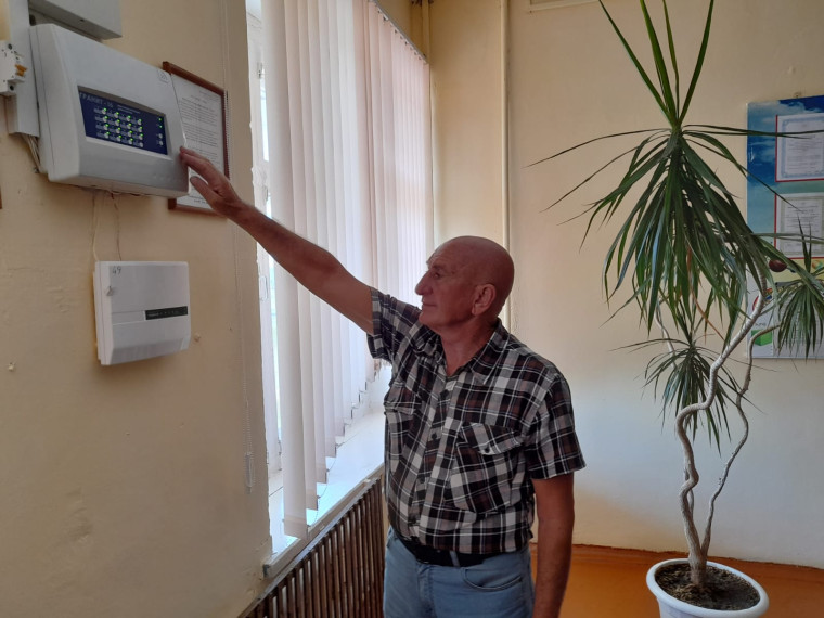 В основной школе с. Георгиевка прошли Учения по действиям сотрудников  школы и персонала при совершении (угрозе совершения) преступления террористической направленности..