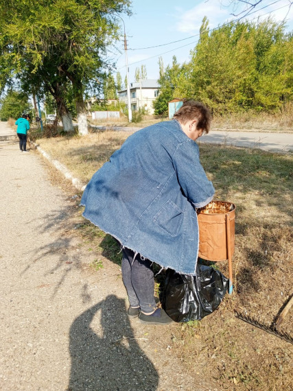 В рамках осеннего месячника по благоустройству коллективами администрации Зоркинского муниципального образования проведены работы по уборке сухой растительности и мусора в п. Колос, на улице Молодежная.