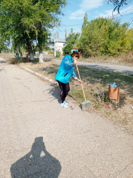 В рамках осеннего месячника по благоустройству коллективами администрации Зоркинского муниципального образования проведены работы по уборке сухой растительности и мусора в п. Колос, на улице Молодежная.
