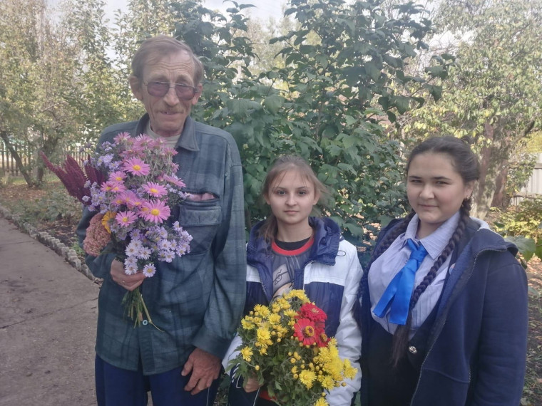 Учащиеся школы п.Колос поздравили с Днем учителя педагогов, находящихся на заслуженном отдыхе - Баннова Владимира Евгеньевича и Федотова Александра Васильевича. Желаем здоровья и долголетия.