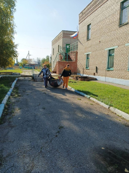 сотрудники детского сада с. Зоркино в ходе субботника убрали листву и летящий мусор на территории..
