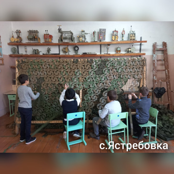 Тысячи неравнодушных людей по всей Стране помогают фронту: собирают продуктовые посылки, вяжут носки и маскировочные сети..
