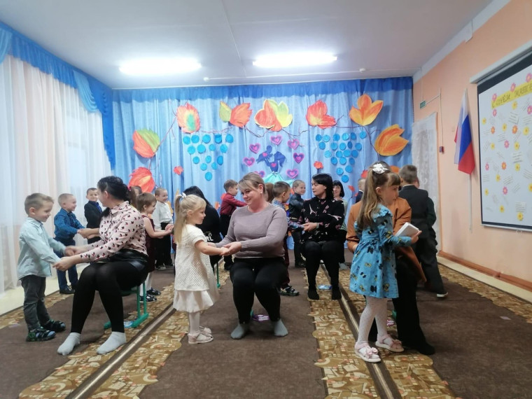 МДОУ - детский сад п. Колос.День Матери в старшей группе.