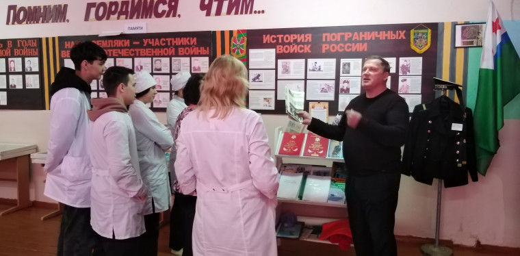 В рамках профориентационной​ работы состоялась встреча медицинских работников филиала ГАПОУ СО "Энгельсского медицинского колледжа Св. Луки"г. Маркса с обучающимися школы села Георгиевка, которую организовал ветеран пограничных войск Кирпа А.А..