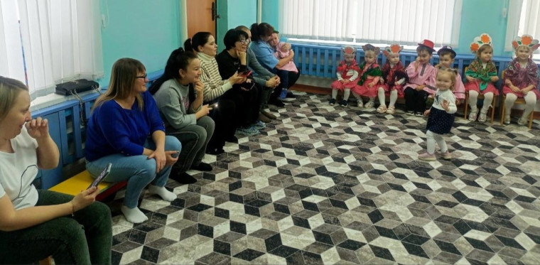 В младшей группе "Гномики" с.Зоркино прошло развлечение совместно с родителями " Масленица идет - весну под руку ведёт"..