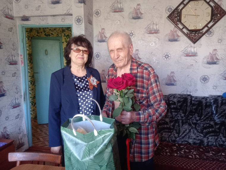 В преддверии Великого праздника Дня Победы глава Зоркинского МО Е.С. Пономарева, помощник депутата районного Собрания Н.С. Байзульдинова, В.А. Трифонова поздравили тружеников тыла сёл Зоркинского МО..