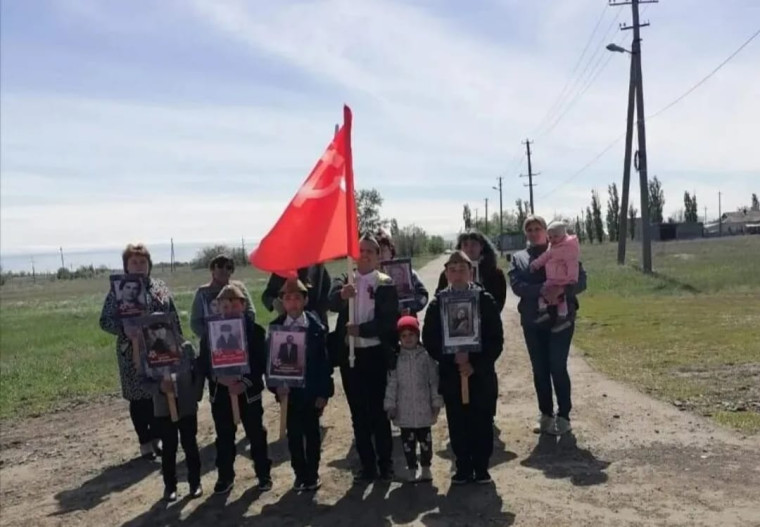 Специалисты администрации п.Колос, с.Семеновка участвовали в акции "Бессмертный полк"..