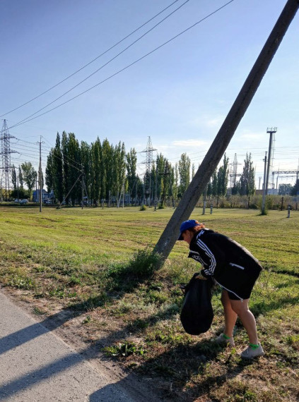В с. Михайловка провели уборку прилегающей территории участка дороги по ул. Комсомольская..
