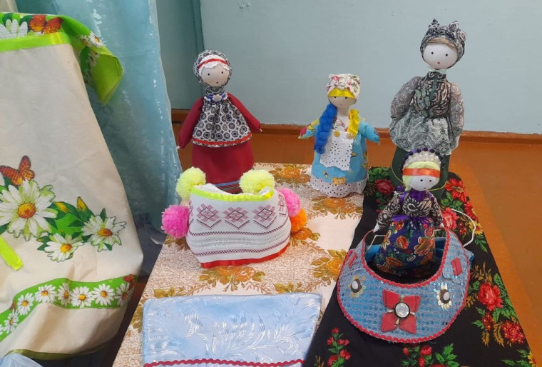 Мероприятие в Зоркинском Доме досуга: «История из сундука — самобытность русского костюма».