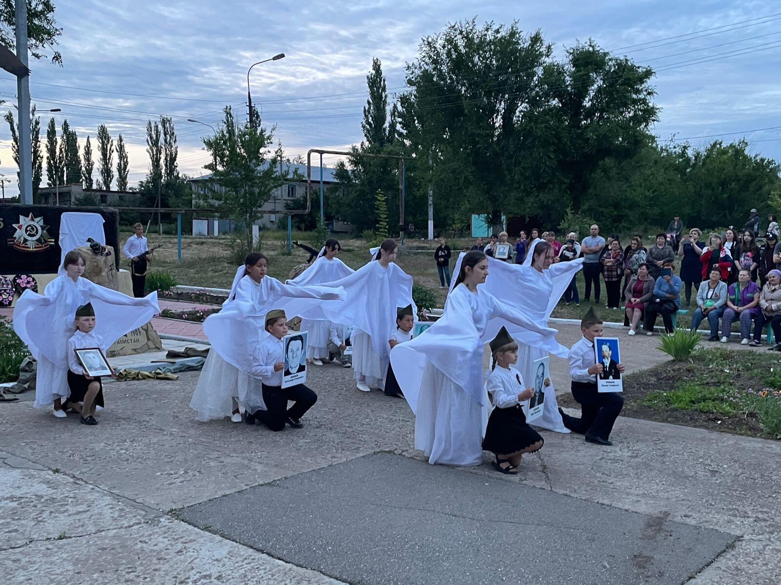 22 июня - День памяти и скорби. Учащиеся, сотрудники школы, родители учащихся и жители п.Колос приняли участие во Всероссийской акции &quot;Свеча памяти&quot;..