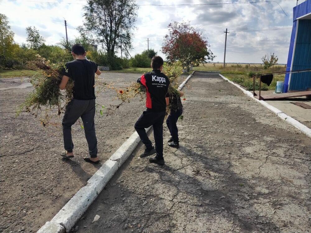 в ООШ с.Семеновка в рамках месячника по благоустройству пришкольной территории прошёл субботник. Все учащиеся и работники школы приняли активное участие в расчистке цветника..