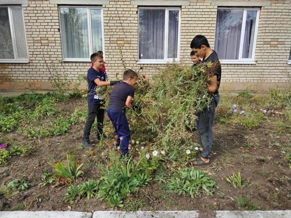 в ООШ с.Семеновка в рамках месячника по благоустройству пришкольной территории прошёл субботник. Все учащиеся и работники школы приняли активное участие в расчистке цветника..