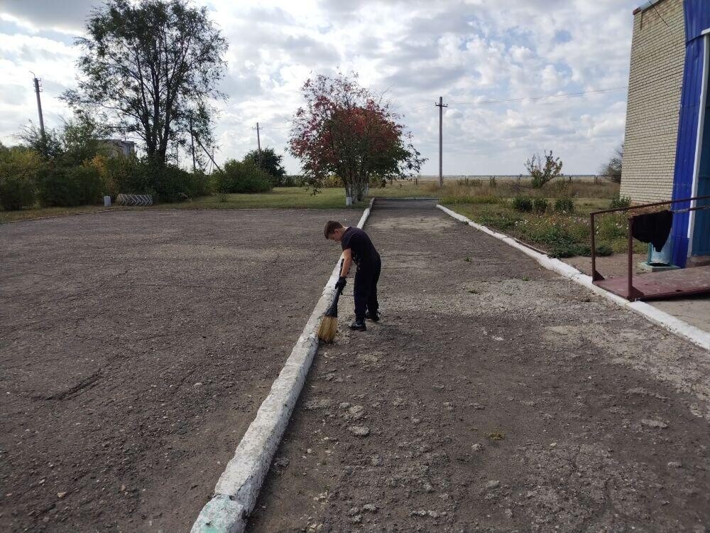 в ООШ с.Семеновка в рамках месячника по благоустройству пришкольной территории прошёл субботник. Все учащиеся и работники школы приняли активное участие в расчистке цветника..