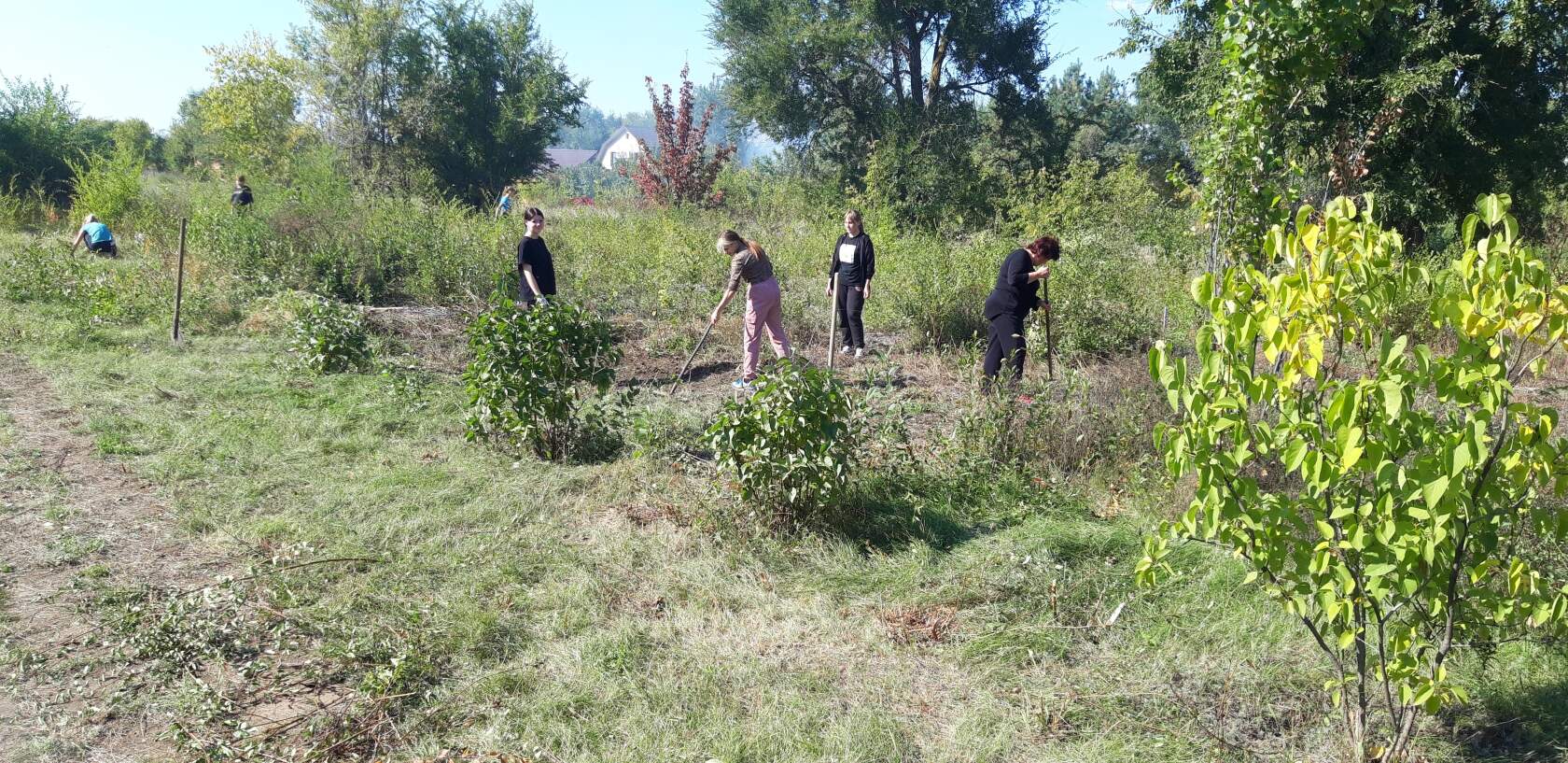 Обучающиеся ,педагоги и работники школы с.Зоркино приняли участие в субботнике. Убирали территорию школы от поросли  деревьев и сухой травы.   Каждый класс   убрал вою территорию  в школьном парке. Работа будет продолжена..