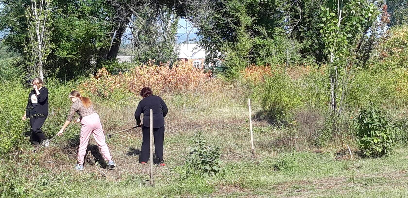 Обучающиеся ,педагоги и работники школы с.Зоркино приняли участие в субботнике. Убирали территорию школы от поросли  деревьев и сухой травы.   Каждый класс   убрал вою территорию  в школьном парке. Работа будет продолжена..