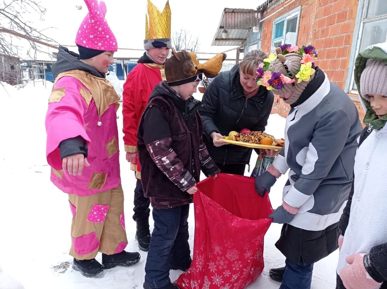 Участники театрального коллектива с.Михайловка  &quot;Воплощение&quot; провели праздничные колядки &quot;Пришла коляда - отворяй ворота&quot;..