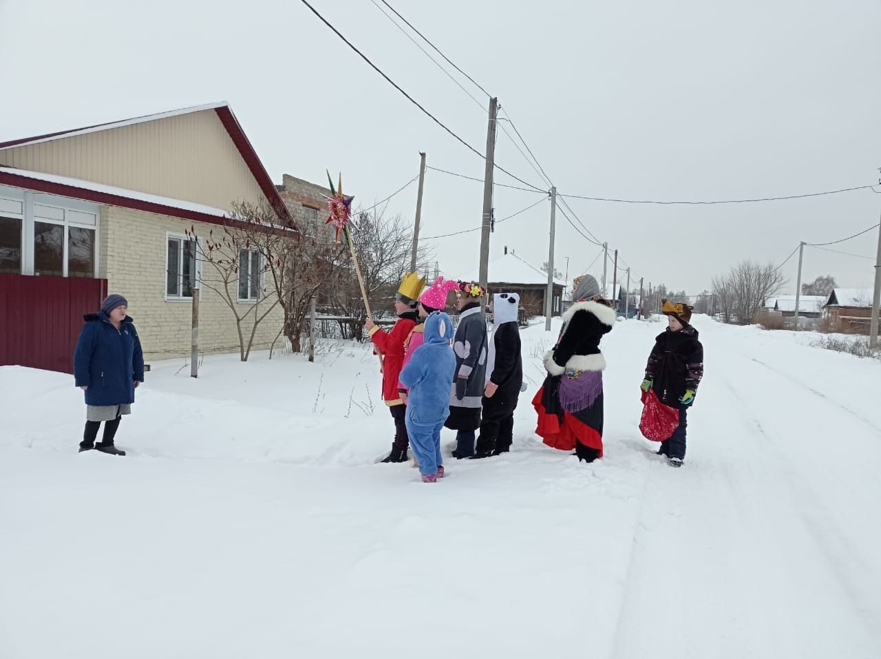 Участники театрального коллектива с.Михайловка  &quot;Воплощение&quot; провели праздничные колядки &quot;Пришла коляда - отворяй ворота&quot;..